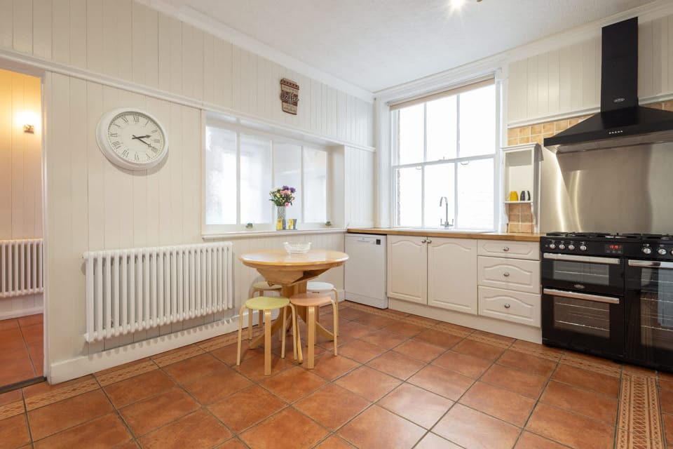 House | 6 bedrooms, desk