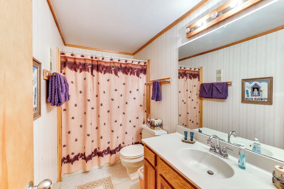 Located in Snowshoe Resort: Townhome w/ Deck! Apartment in Snowshoe