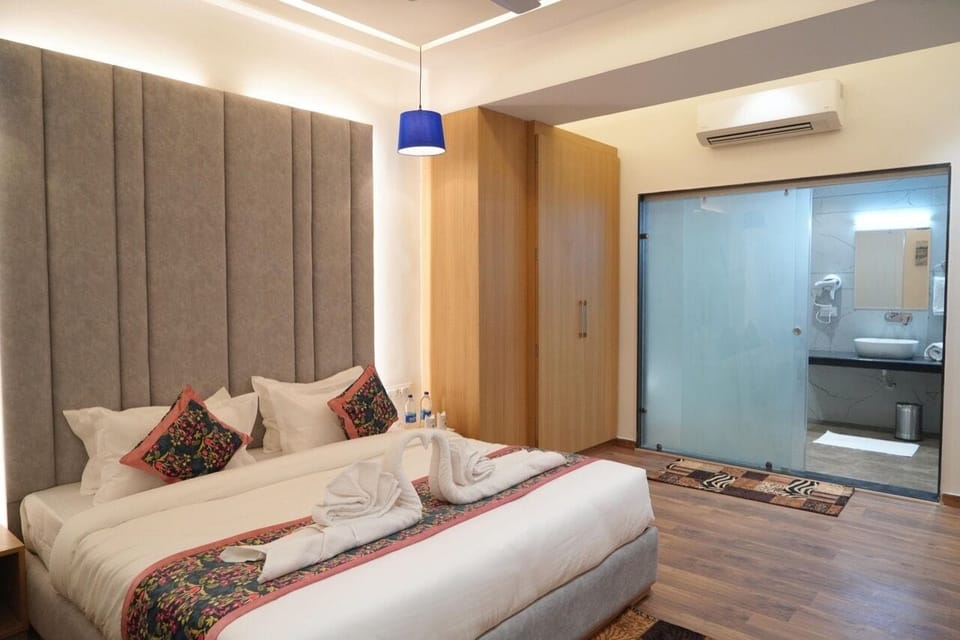 Luxury Room, Non Smoking | Egyptian cotton sheets, premium bedding, Select Comfort beds, desk