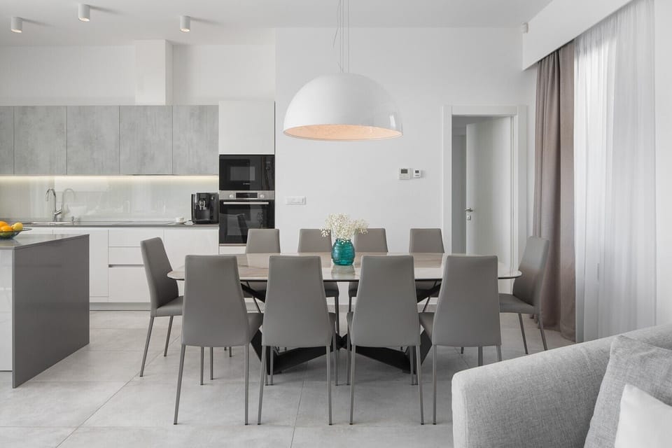 Dining area for 10 people
