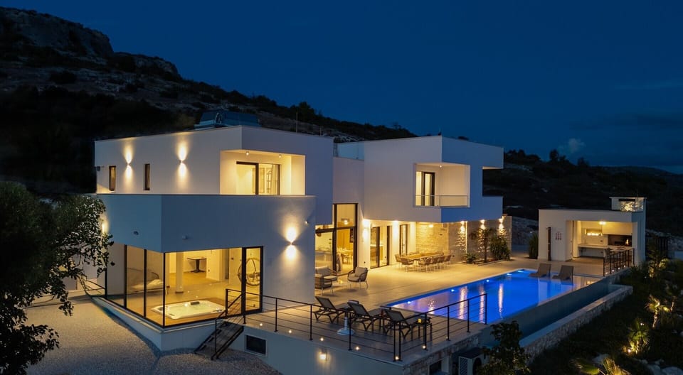 Reserve your opulent getaway at Villa Grandeca, an exquisite, upscale home that can accommodate up to 9+3 guests