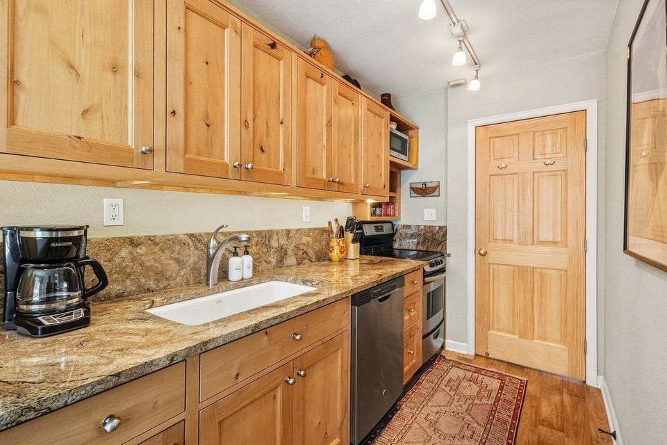 Condo, 1 Bedroom | Private kitchen | Coffee/tea maker, fridge, oven
