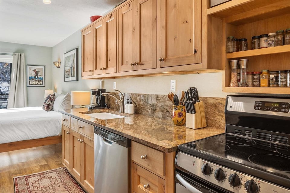 Condo, 1 Bedroom | Private kitchen | Coffee/tea maker, fridge, oven