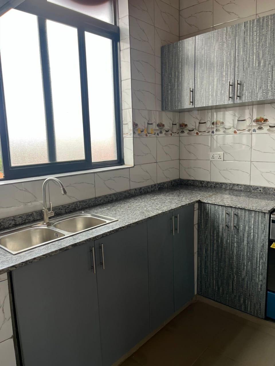 Full-size fridge, microwave, oven, stovetop