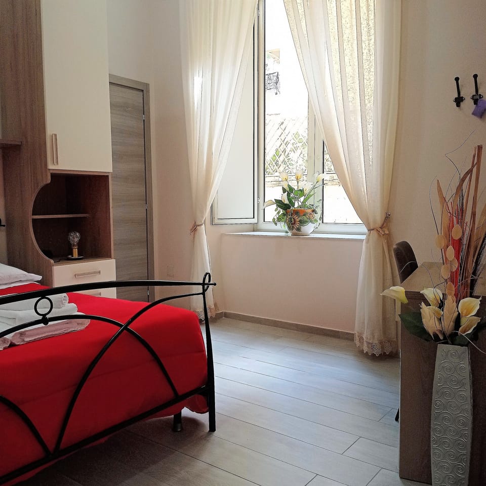Room, 1 Double Bed, Non Smoking, Ensuite | Desk, free WiFi, bed sheets
