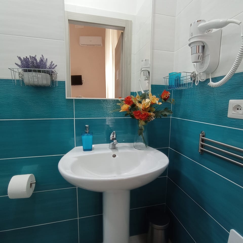 Room, 1 Double Bed, Non Smoking, Ensuite | Bathroom | Shower, hair dryer, bidet, towels