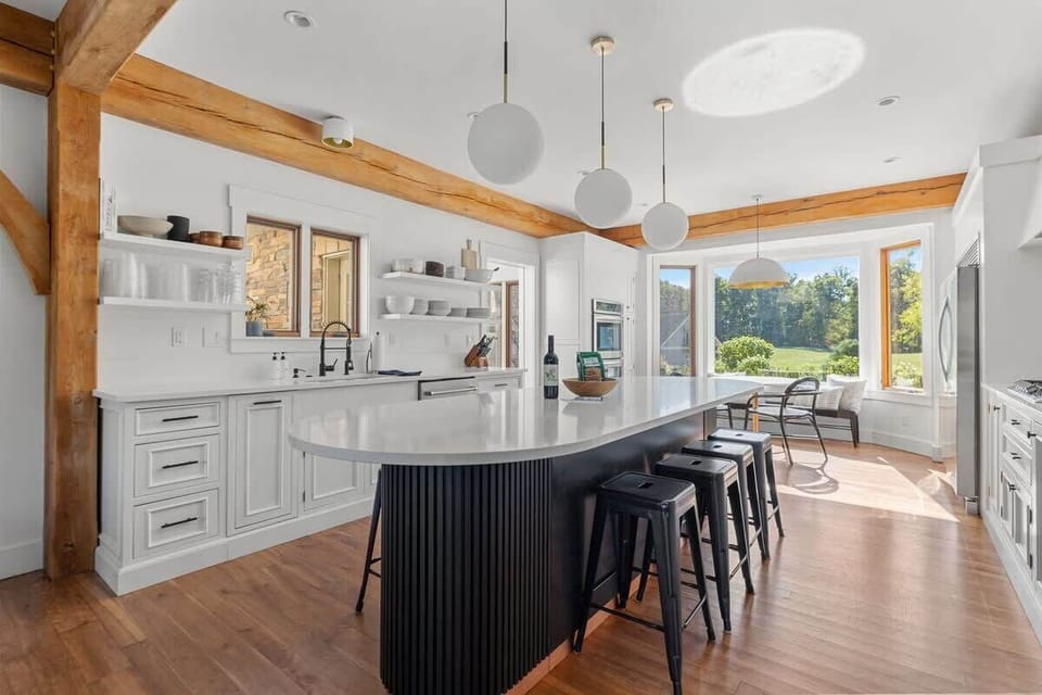 Open shelves, a sleek island, and sunlight pouring in—cooking just became a little more luxurious.