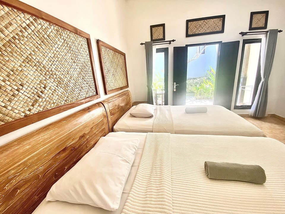 Desk, soundproofing, free WiFi, bed sheets