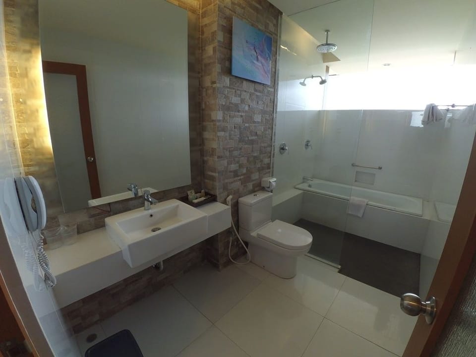 Deluxe Room | Bathroom | Separate tub and shower, hydromassage showerhead, slippers, towels