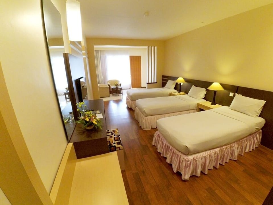 Deluxe Room, 3 Twin Beds | Premium bedding, pillowtop beds, minibar, in-room safe