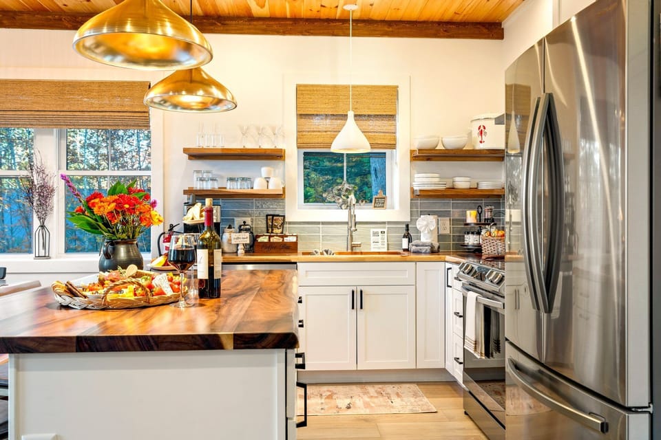 A kitchen fully equipped for your culinary creations.