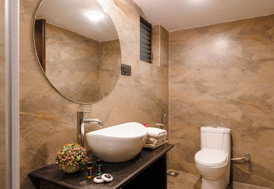 Superior Room, 1 King Bed | Bathroom | Shower, hair dryer, bidet, towels