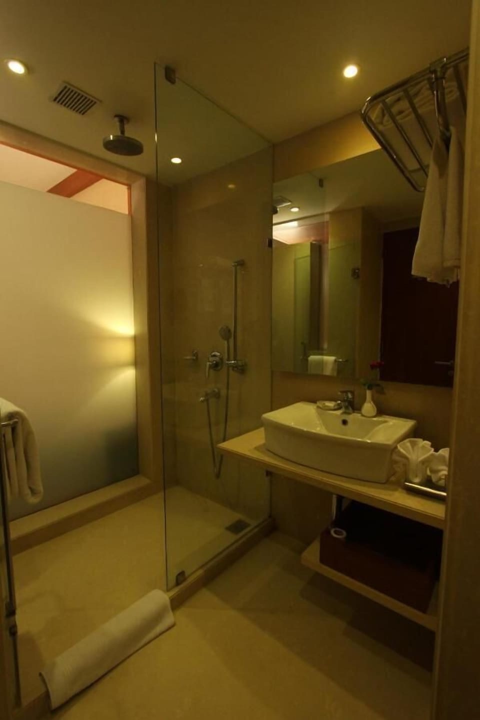 Deluxe Room | Bathroom | Free toiletries, slippers, towels, soap