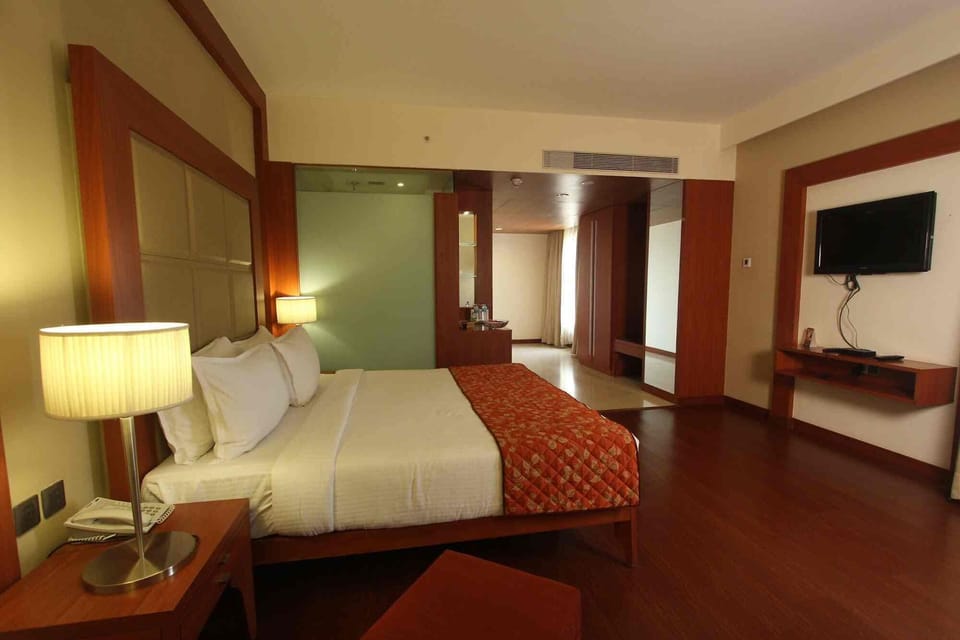 Deluxe Room | Desk, laptop workspace, iron/ironing board, free WiFi