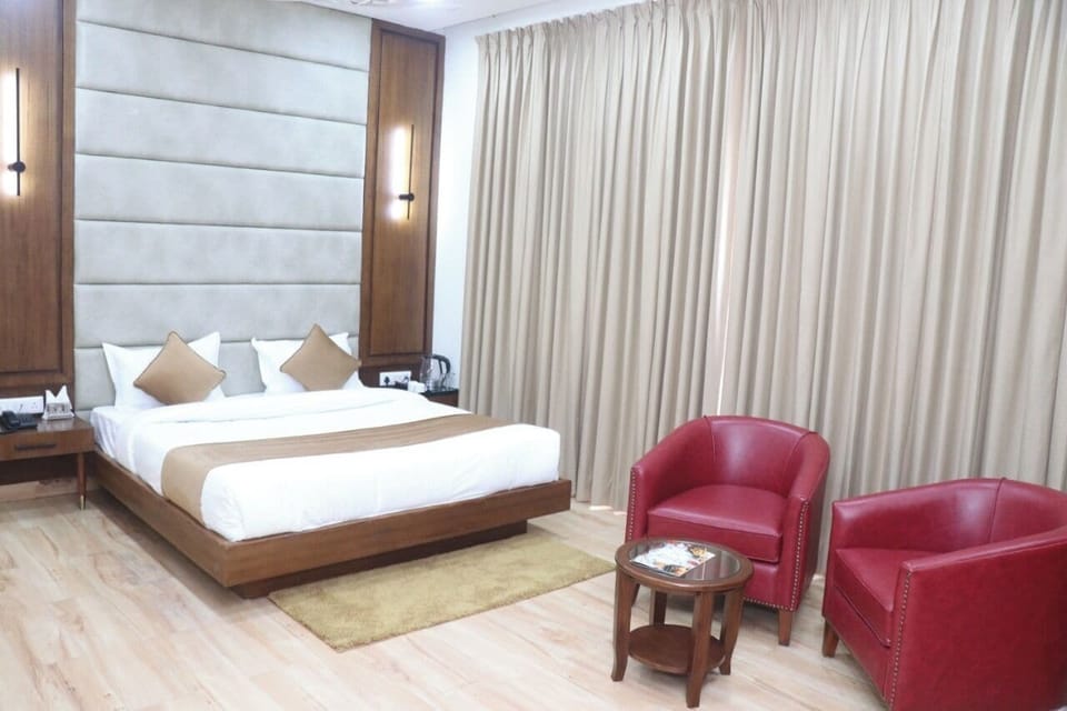 Luxury Suite, 1 King Bed, City View | Iron/ironing board, free WiFi