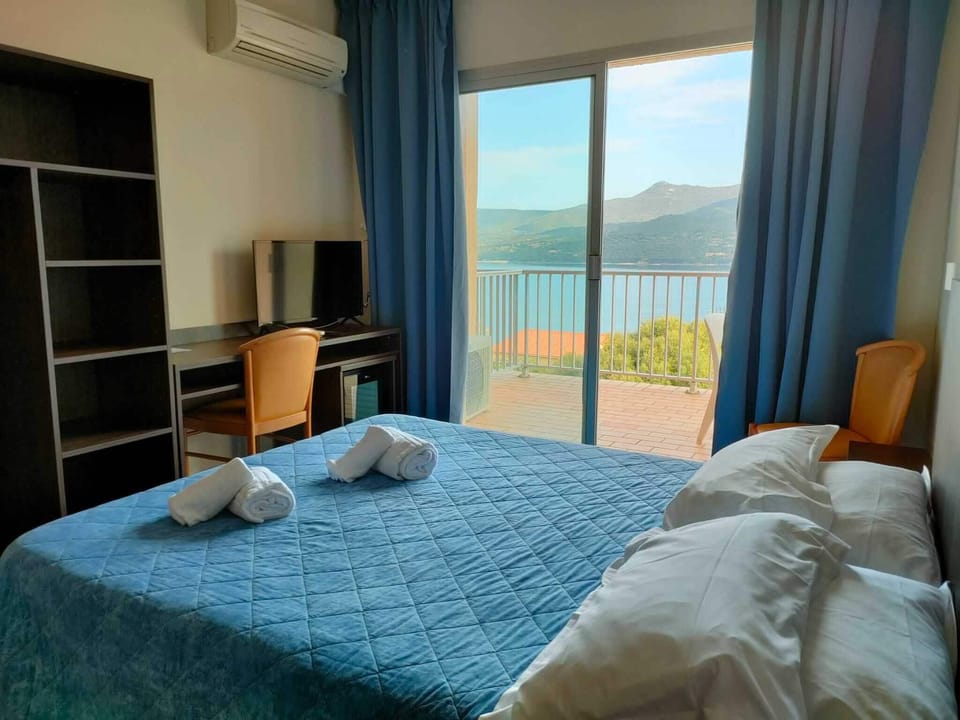 Double Room, Sea View | Desk, rollaway beds, bed sheets