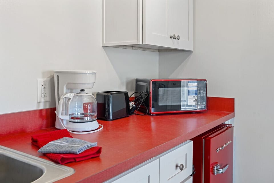 Kitchenette with sink, mini fridge, microwave and coffe maker