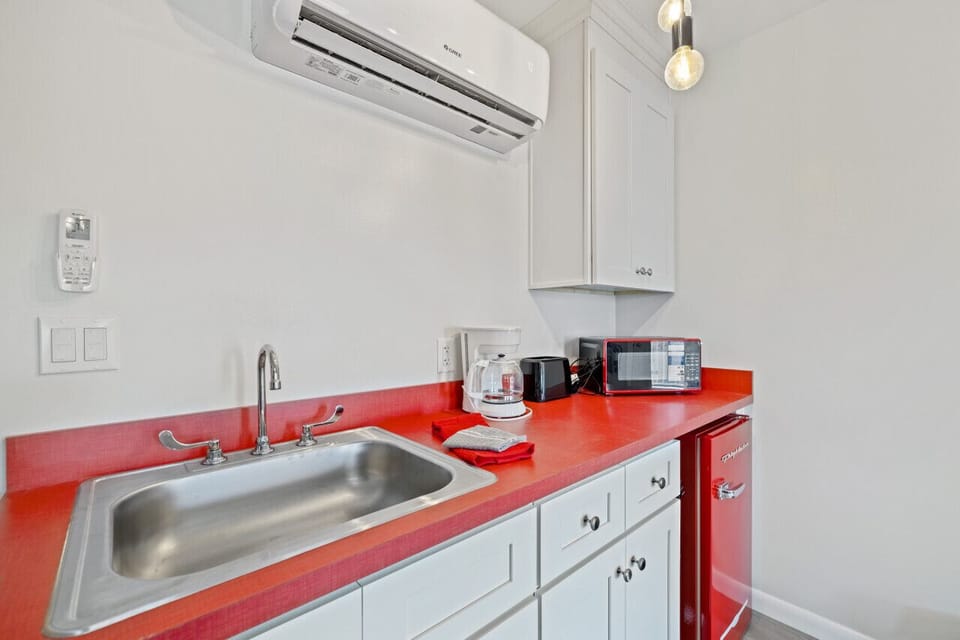 Kitchenette with sink, mini fridge, microwave and coffe maker