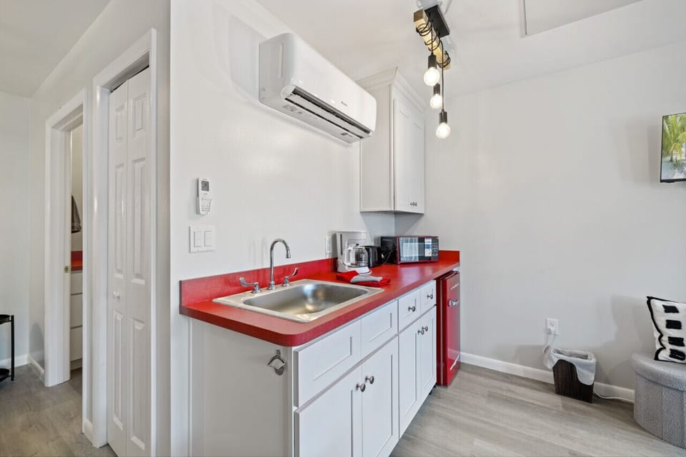 Kitchenette with sink, mini fridge, microwave and coffe maker