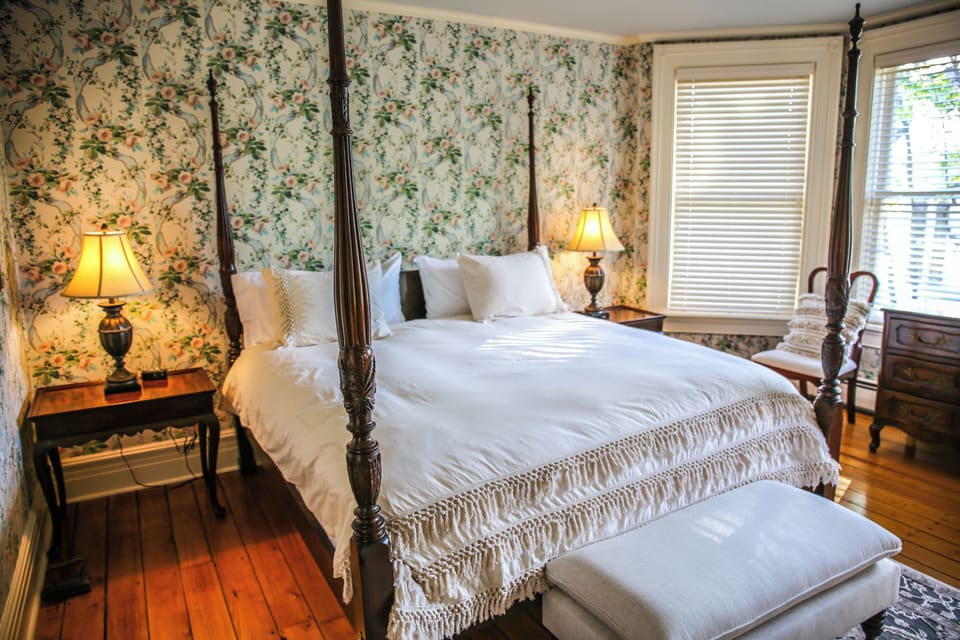 Room (5) | Iron/ironing board (on request), WiFi (free)