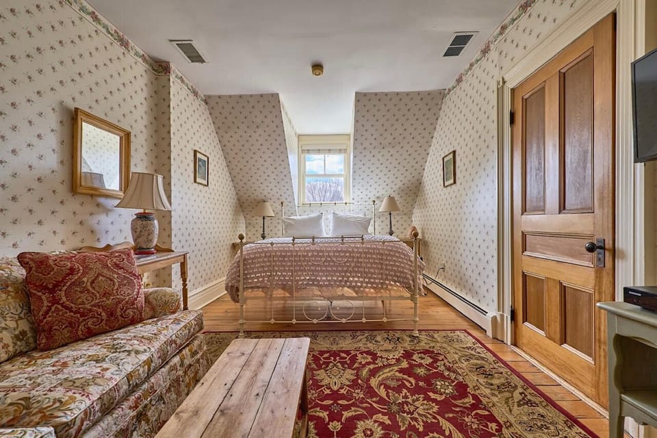 Room (3) | Iron/ironing board (on request), WiFi (free)