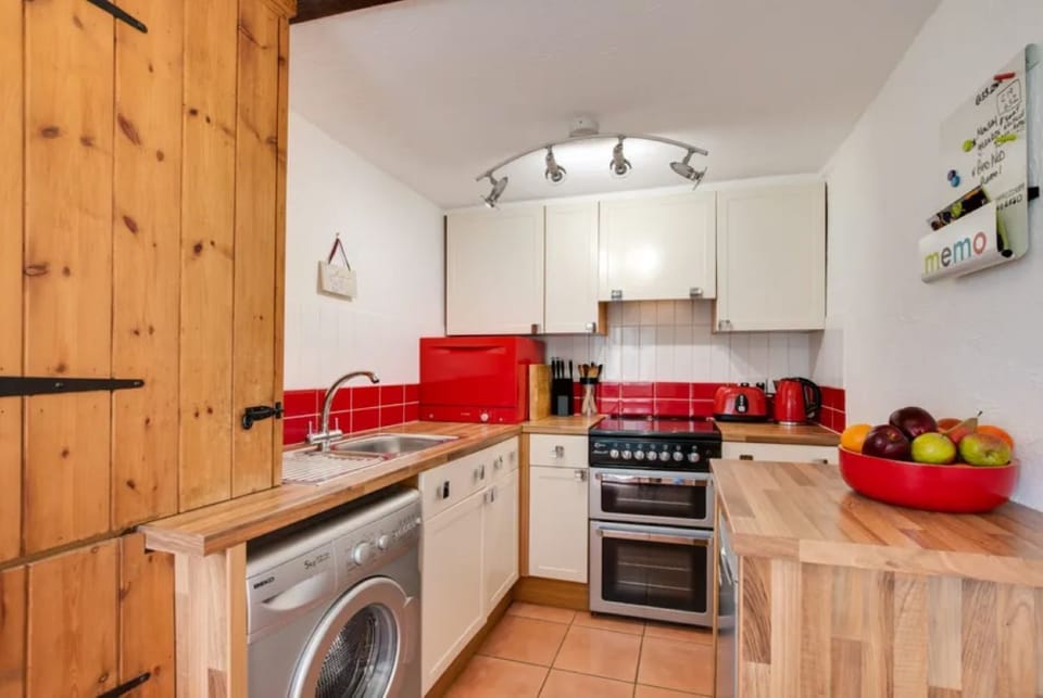Willow Cottage Kitchen 1