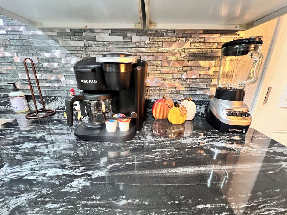 Coffee maker with K-cups or regular coffee