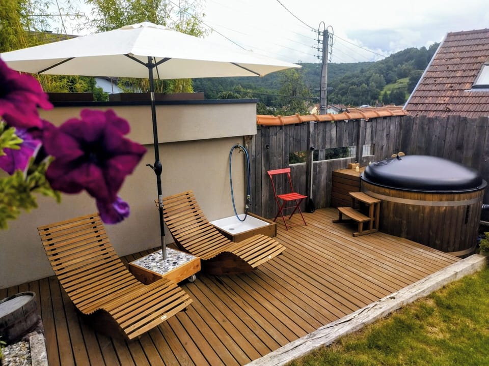 Outdoor spa tub