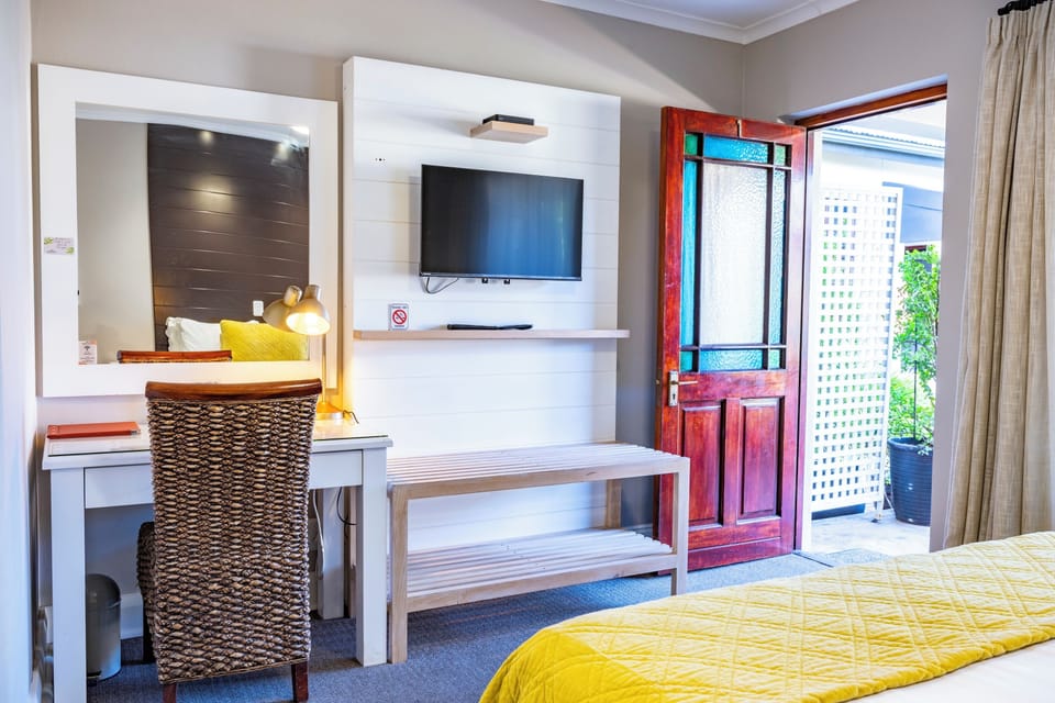 Premium bedding, down comforters, minibar, in-room safe