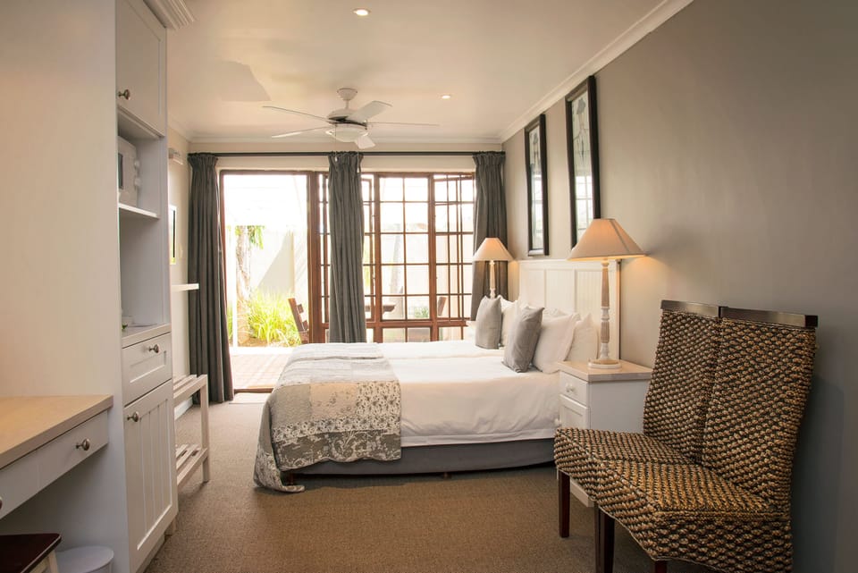 Standard Twin Room, 1 Bedroom | Premium bedding, free minibar items, in-room safe, desk