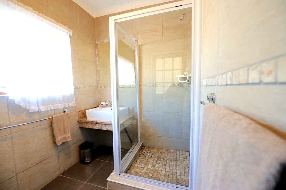 Standard Twin Room, 1 Bedroom | Bathroom | Shower, free toiletries, hair dryer, towels