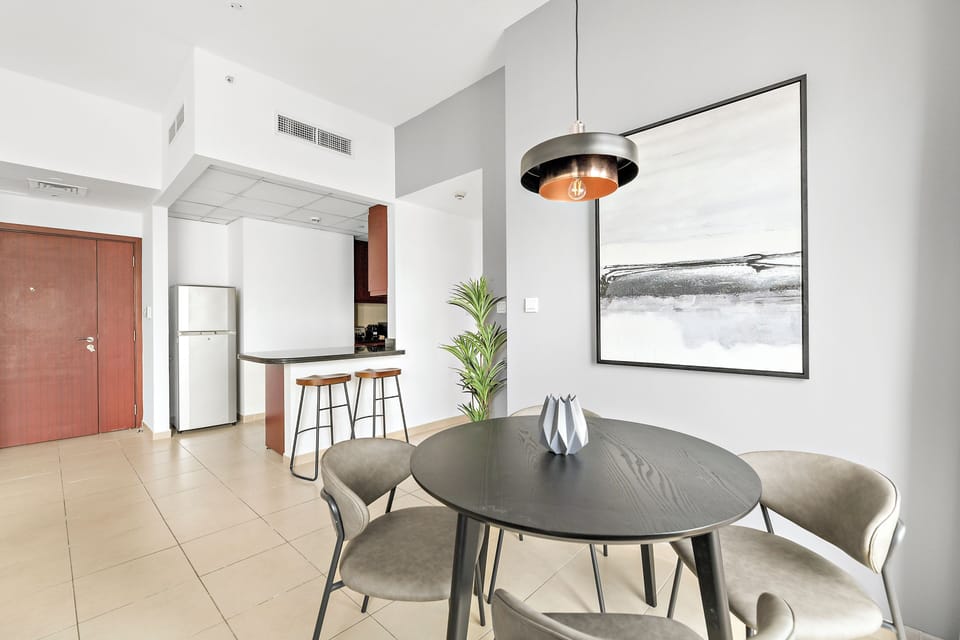 Comfort Apartment, 1 King Bed | In-room dining