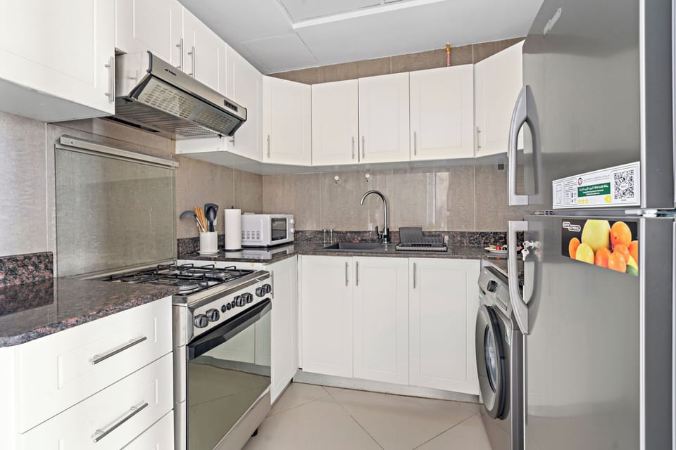 Executive Apartment | Private kitchen | Full-size fridge, microwave, oven, stovetop