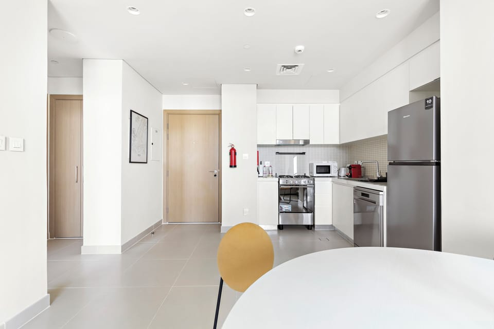 Classic Apartment | Private kitchen | Full-size fridge, microwave, oven, stovetop