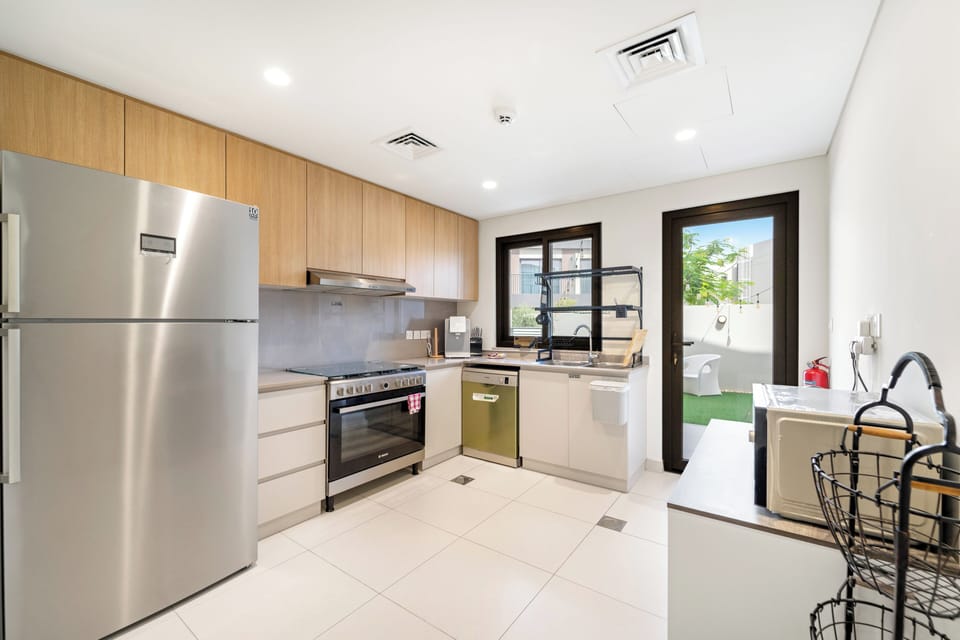 Executive Apartment | Private kitchen | Full-size fridge, microwave, oven, stovetop