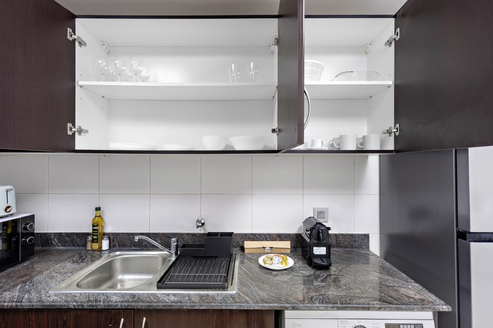 Senior Apartment | Private kitchen | Fridge, microwave, oven, stovetop