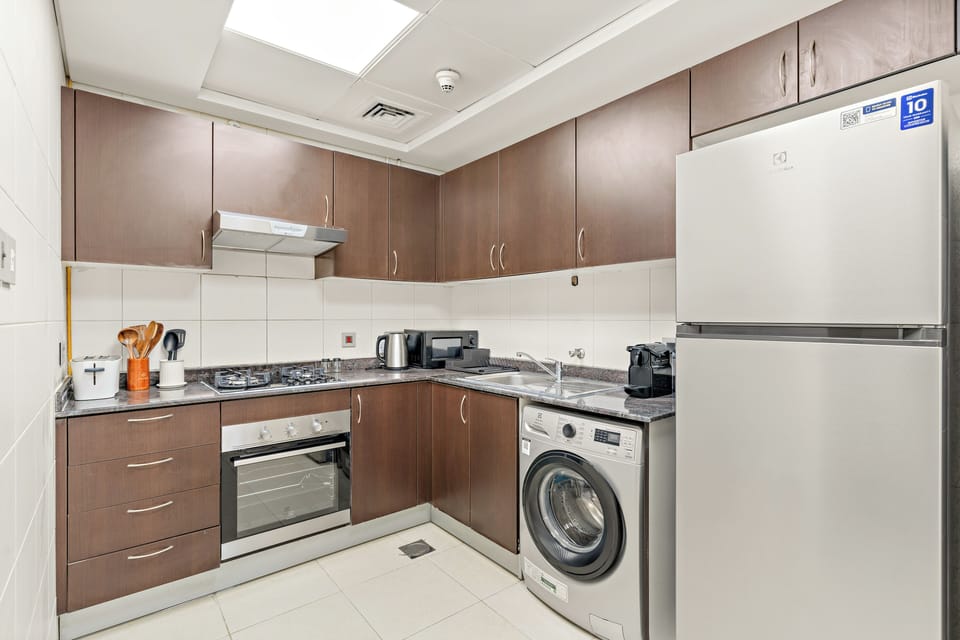 Elite Apartment | Private kitchen | Fridge, microwave, oven, stovetop
