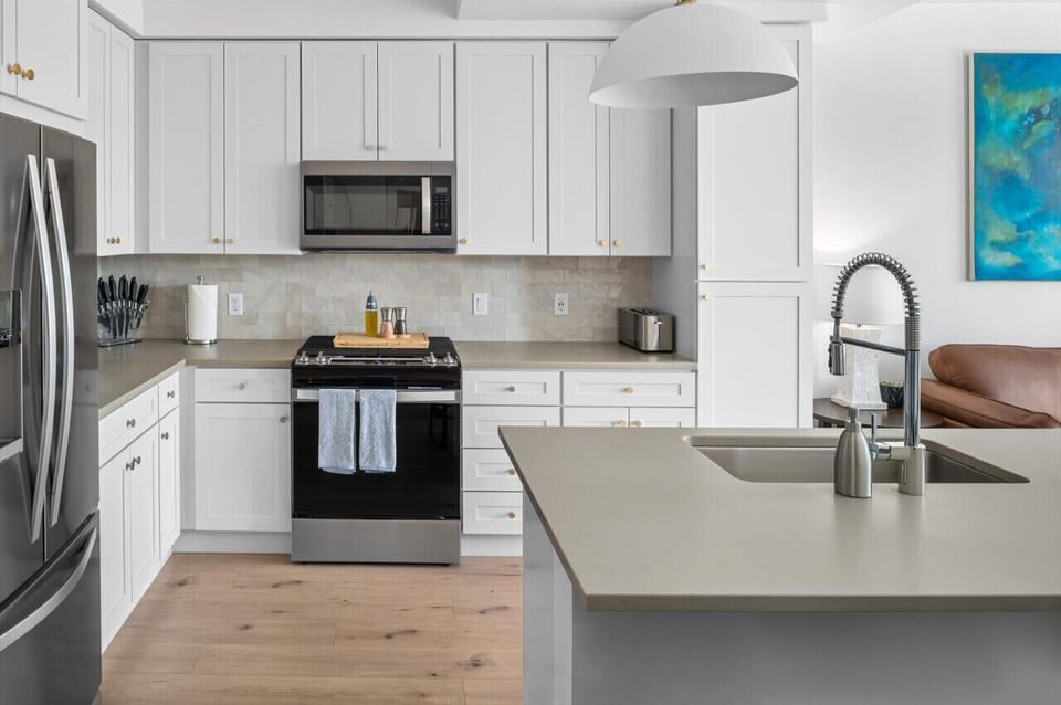 Fully stocked kitchen with all that you need. Pots, pans, bakeware, salt +pepper, and olive oil!!