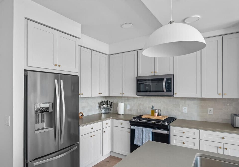 Fully stocked kitchen with all that you need. Pots, pans, bakeware, salt +pepper, and olive oil!!