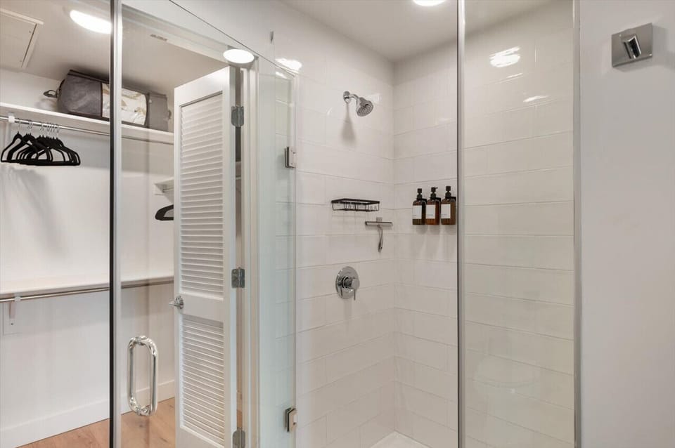 Fully stocked bathroom with Shampoo/Conditioner/Body Wash/ Hair Dryer/Hair Straightener