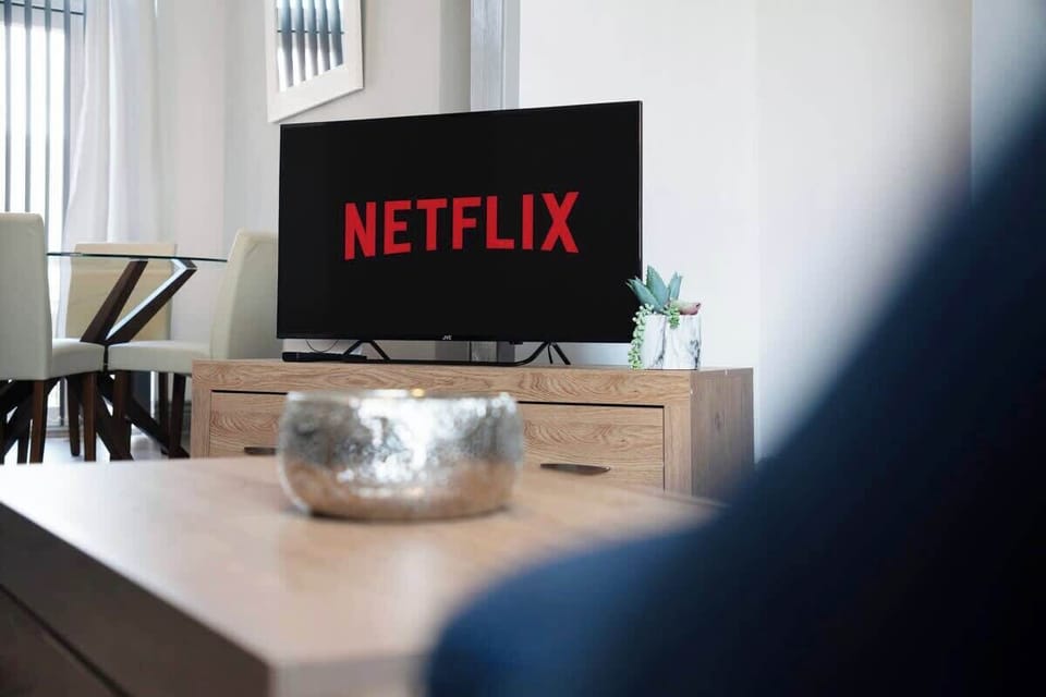 Cosy living room equipped with a SMART TV with Netflix and plenty of space to sit down and relax. 