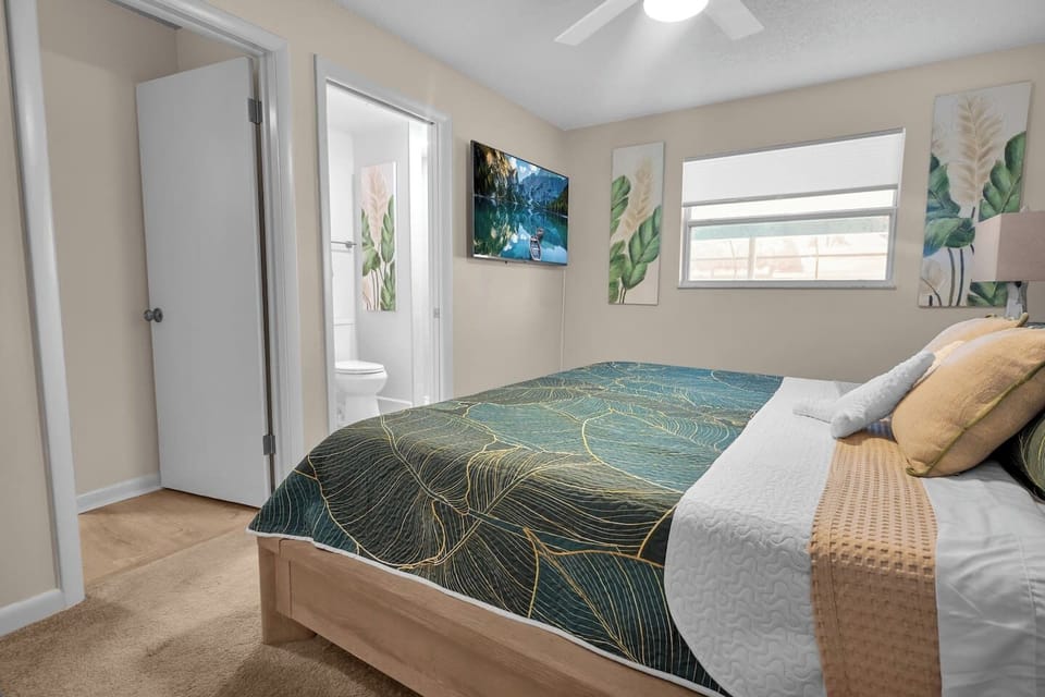 Master looking onto Lanai and En-suite
