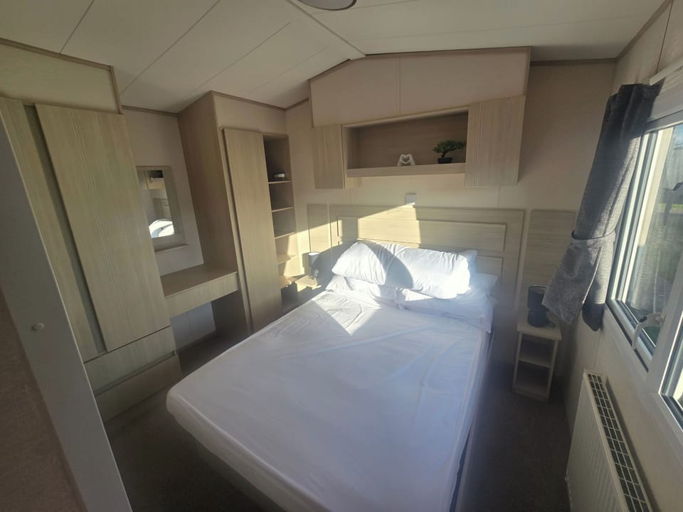 Collett 3 Bed Caravan Sleeps 6 With Wifi Cabin in Wales