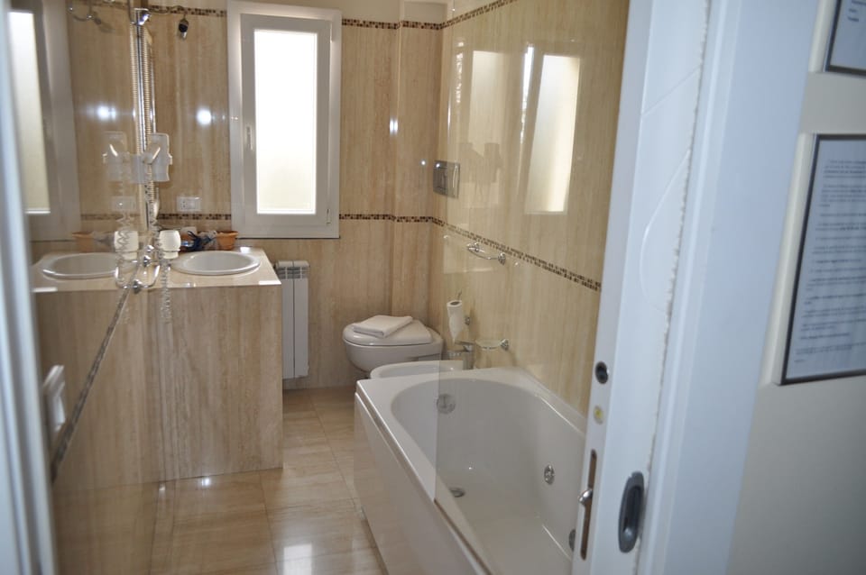 Luxury Double Room, 1 Bedroom, Garden View | Bathroom | Free toiletries, hair dryer, bidet, towels