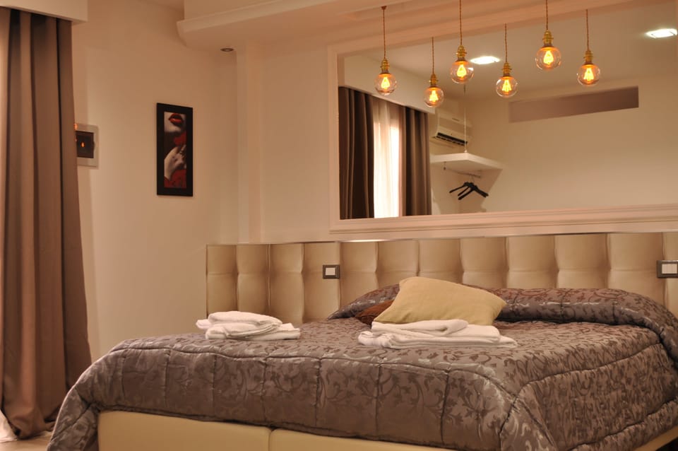 Comfort Triple Room | In-room safe, desk, blackout drapes, iron/ironing board