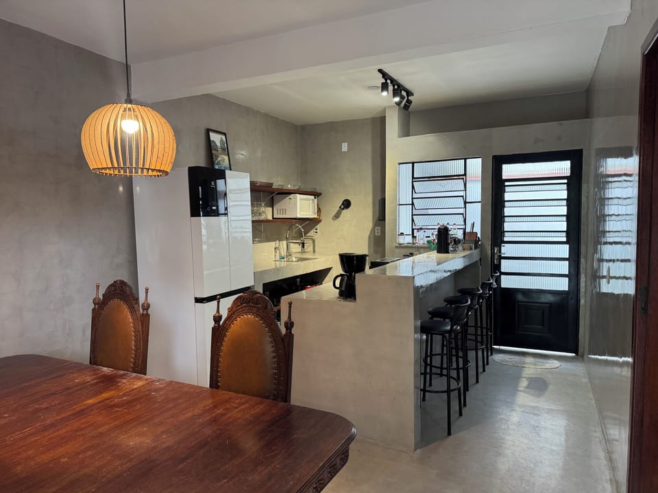 Full-size fridge, microwave, oven, stovetop