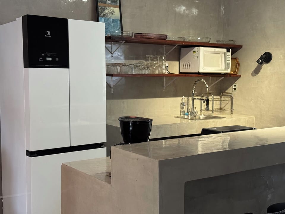 Full-size fridge, microwave, oven, stovetop