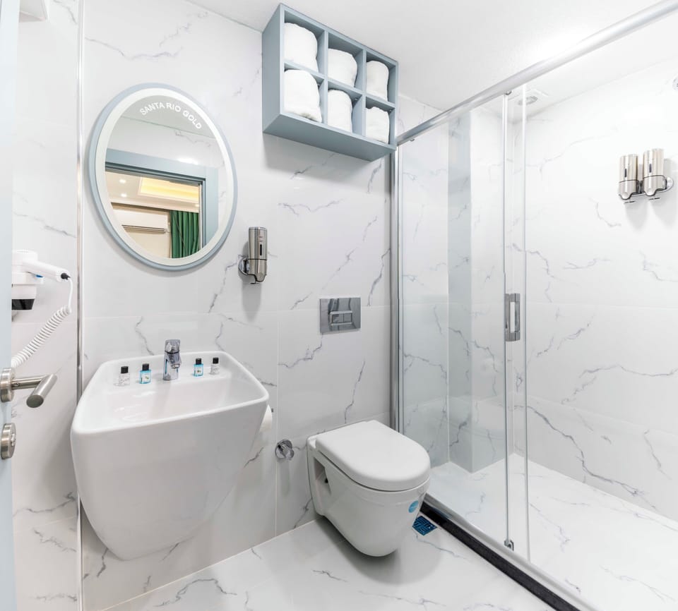 Family Suite | Bathroom | Free toiletries, hair dryer, slippers, towels