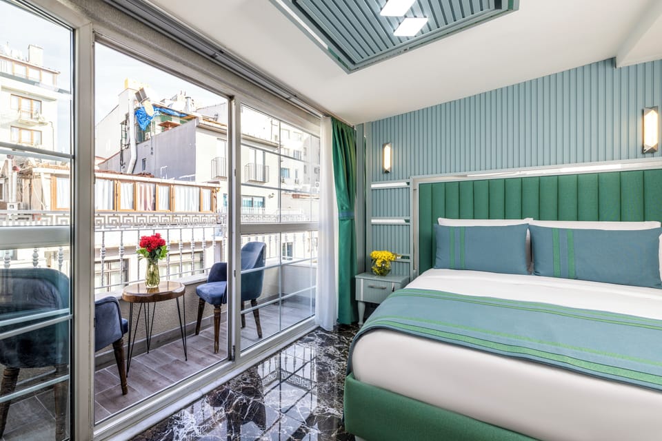 Design Room | In-room safe, laptop workspace, blackout drapes, free WiFi
