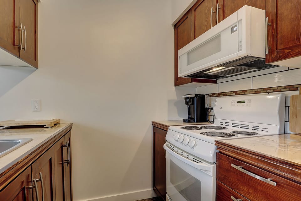 Condo, Non Smoking, Balcony | Private kitchen | Fridge, microwave, oven, stovetop